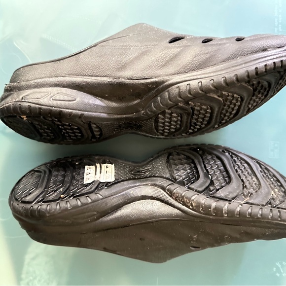 WOMEN’S SIZE 7 SKETCHER CROCS - Picture 2 of 4